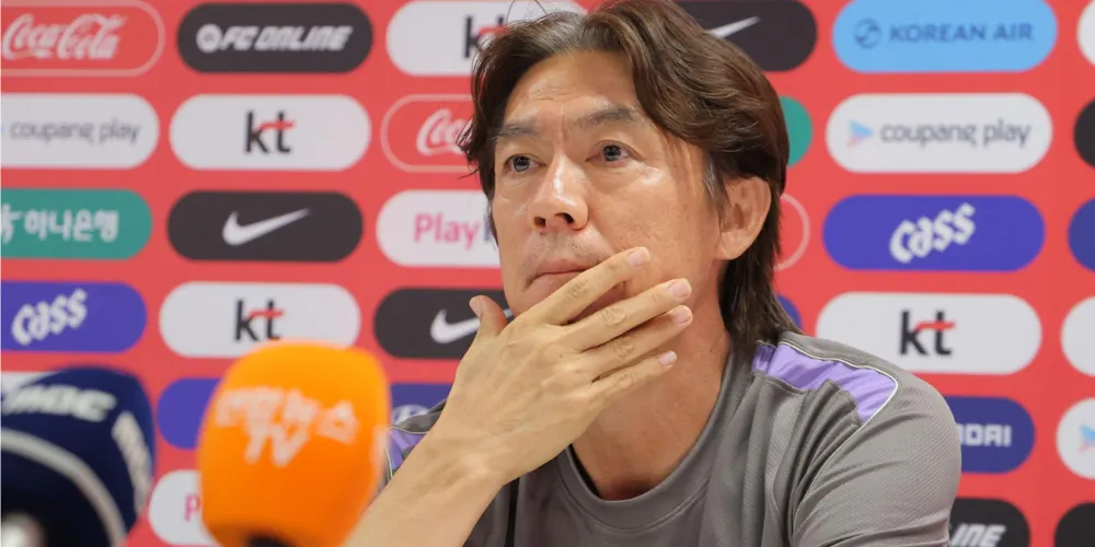 Hong Myung-bo durante coletiva de imprensa