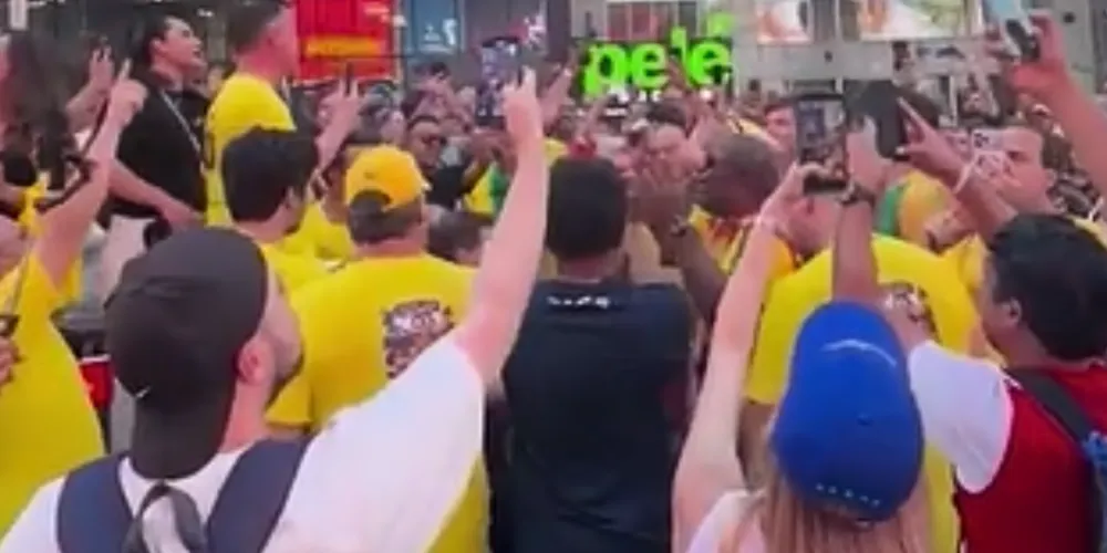 Os brasileiros transformaram o local em uma grande festa ao cantar em coro a música “Evidências”