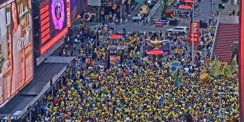 Torcedores brasileiros reunidos na Times Square antes da estreia do Brasil na Copa do Mundo