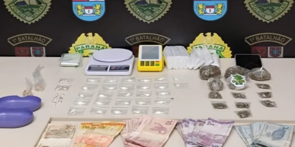 A ocorrência resultou na apreensão de porções de drogas, embalagens, celular e dinheiro