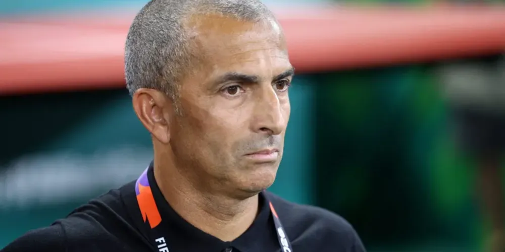 Sabri Lamouchi foi demitido após derrota de 5 a 1 para a Suécia