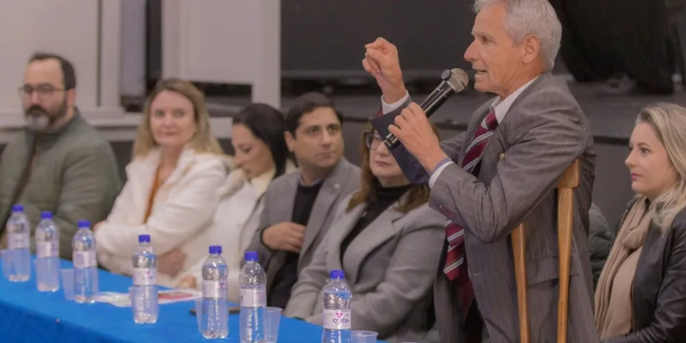 Mesa de debate no Grande Auditório da UEPG reuniu autoridades acadêmicas, jurídicas e políticas
