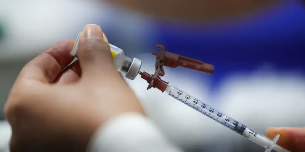 A vacina aplicada em crianças e adolescentes não sofreu suspensão