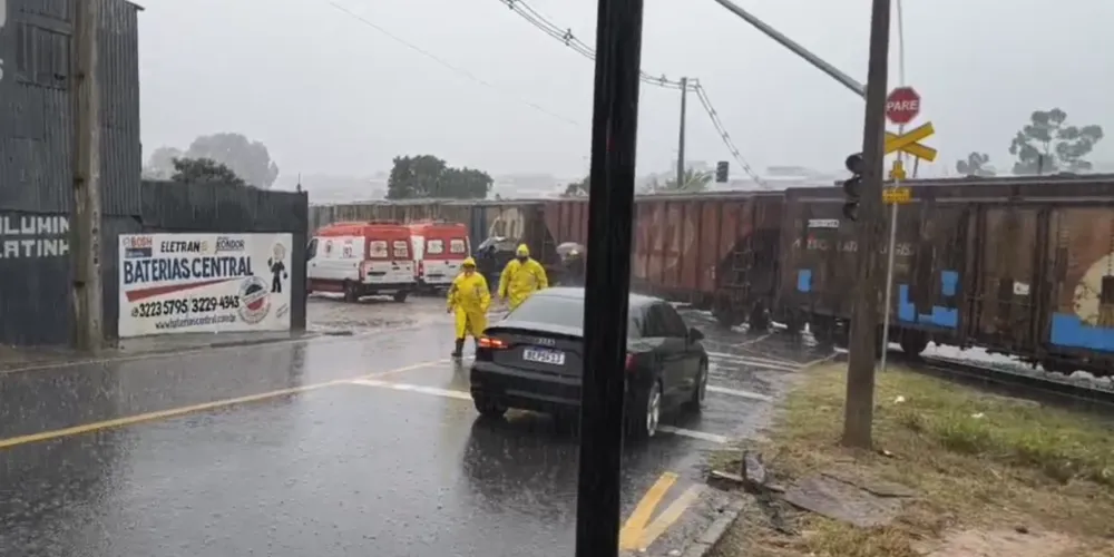 A vítima está sendo atendida no local; o trem permanece na linha férrea da Avenida Visconde de Sinimbu