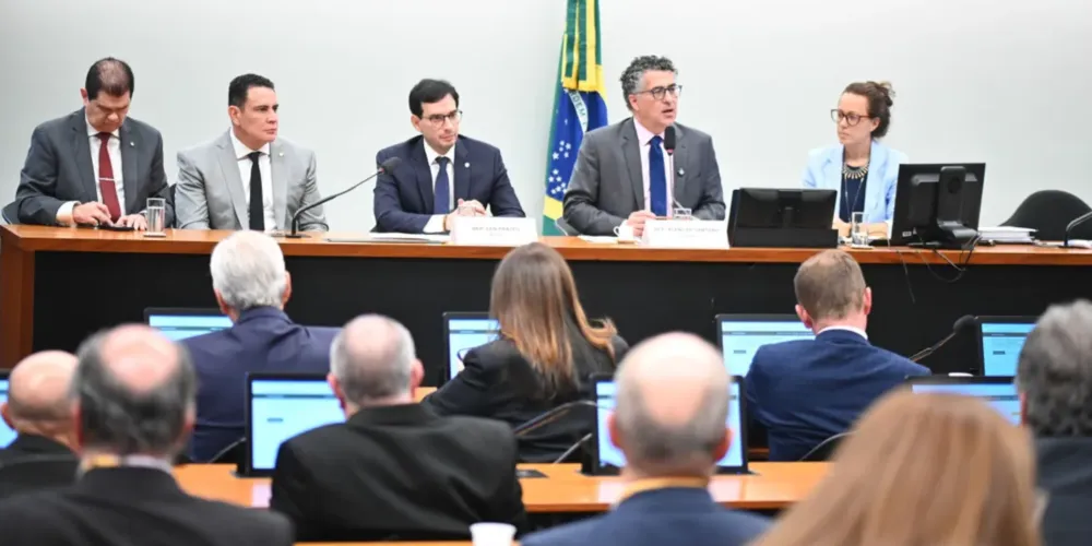 Deputados durante reunião da comissão especial que analisa o fim da jornada de trabalho 6x1