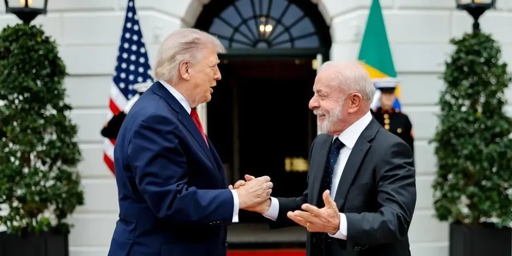 Os Presidentes Donald Trump e Luiz Inácio Lula da Silva sorridentes durante encontro na Casa Branca