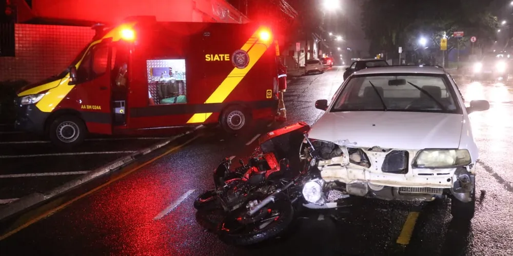 Equipes de socorro do Serviço Integrado de Atendimento ao Trauma em Emergência (Siate) foram acionadas para prestar atendimento ao motociclista