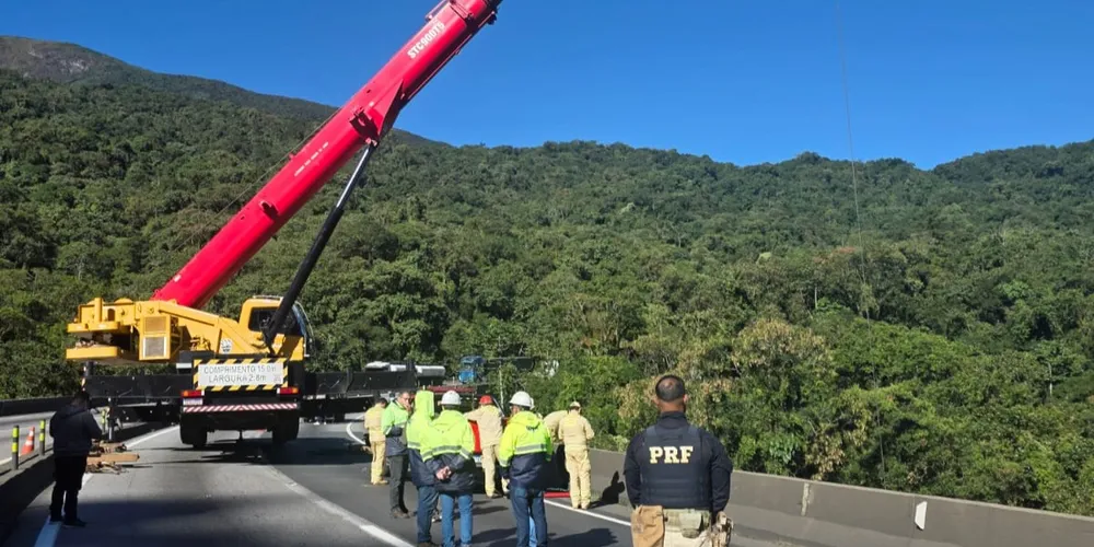 A intervenção é necessária para a execução de uma nova etapa da operação de retirada de uma carreta acidentada no local