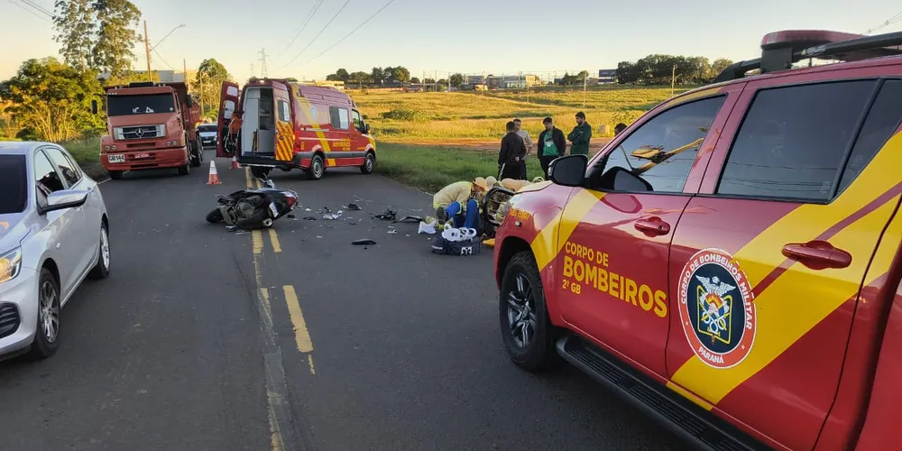 Corpo de Bombeiros em ocorrência de colisão