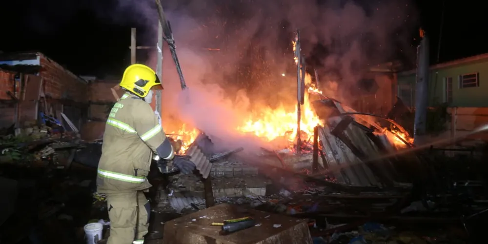 Equipes do Corpo de Bombeiros foram acionadas para combater o fogo e, ao chegarem ao local, encontraram a casa já completamente tomada pelas chamas
