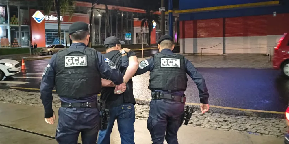 Com o apoio de viaturas da Polícia Militar, o homem foi contido, preso em flagrante e encaminhado à 13ª Subdivisão Policial (SDP)