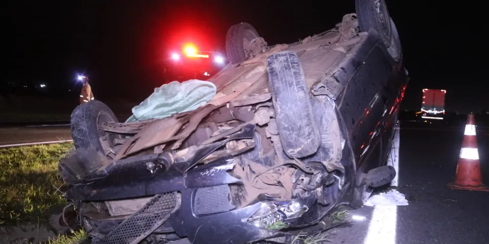 A colisão traseira resultou no capotamento de um dos carros