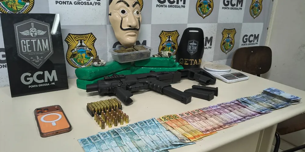 Diante do flagrante, o jovem de 23 anos recebeu voz de prisão e foi encaminhado junto com o automóvel e todo o arsenal para a 13ª Subdivisão Policial (SDP) para as providências cabíveis