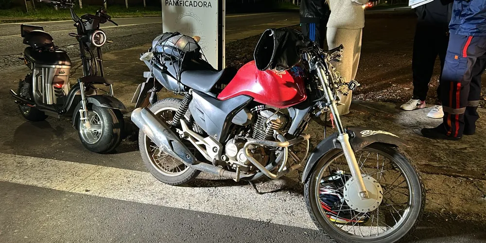 O condutor da moto elétrica, um jovem de 21 anos, sofreu  escoriações leves