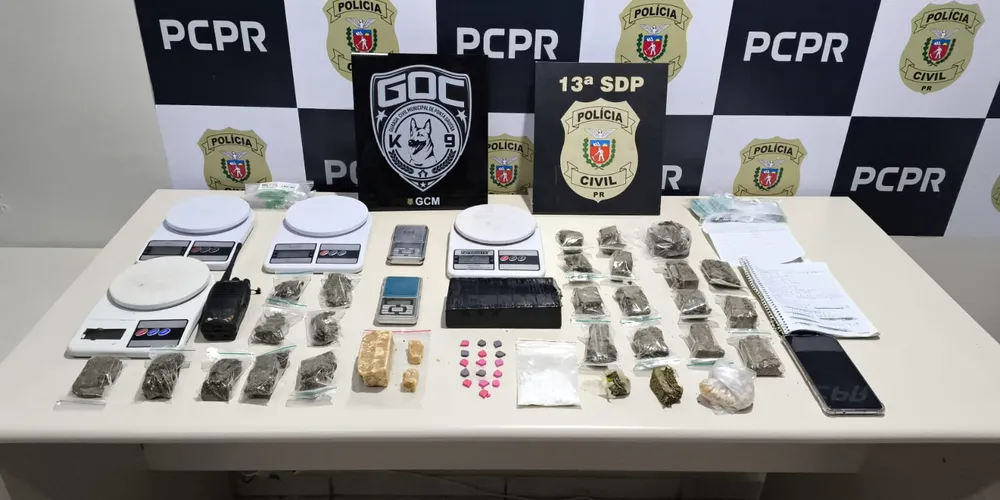 Foram apreendidas porções de maconha, crack e balanças utilizadas no preparo das drogas
