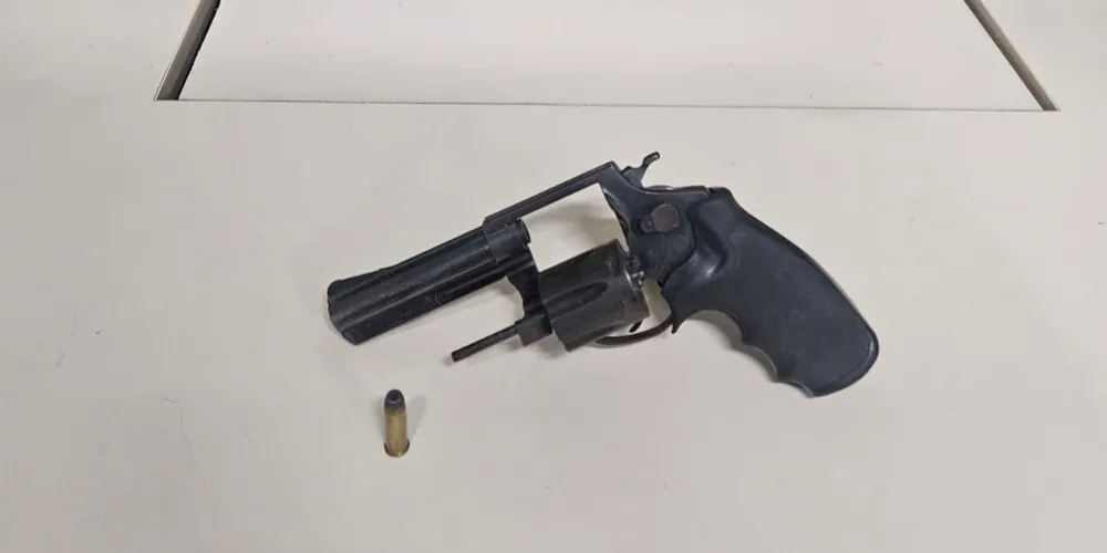 Durante a abordagem, o homem indicou o local onde mantinha um revólver marca Rossi, calibre .38, juntamente com uma munição percutida