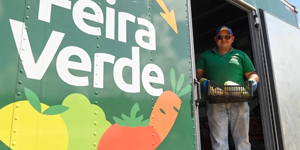 O programa Feira Verde consiste na troca de materiais recicláveis por produtos hortifrutigranjeiros em Ponta Grossa