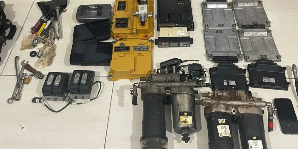 Durante a abordagem, foram localizadas no interior do automóvel peças compatíveis com aquelas subtraídas