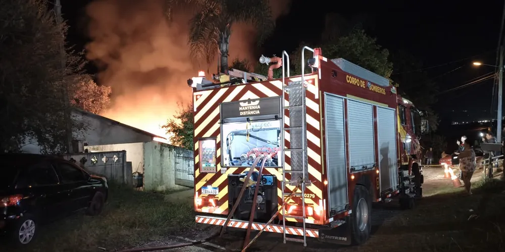 O sinistro atingiu uma residência localizada na Rua Marcílio Luiz Mezzomo