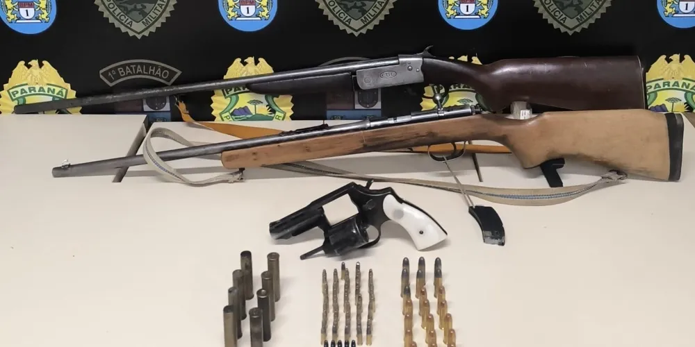 O homem recebeu voz de prisão em flagrante pelos crimes de violência doméstica, ameaça e posse irregular de arma de fogo