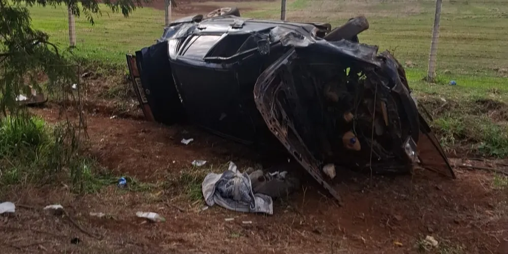 O veículo envolvido é um Volkswagen Santana, com placas do município de Arapuã (PR)