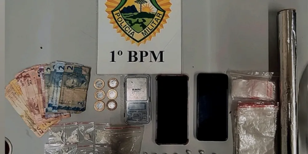 Todos os envolvidos foram conduzidos, junto com as drogas, o dinheiro e a motocicleta apreendida, para a Delegacia de Polícia