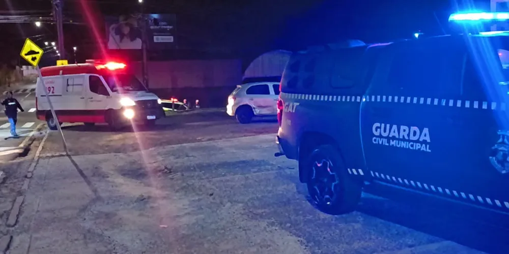 A confusão, registrada em frente a uma pizzaria local e resultou em duas pessoas feridas