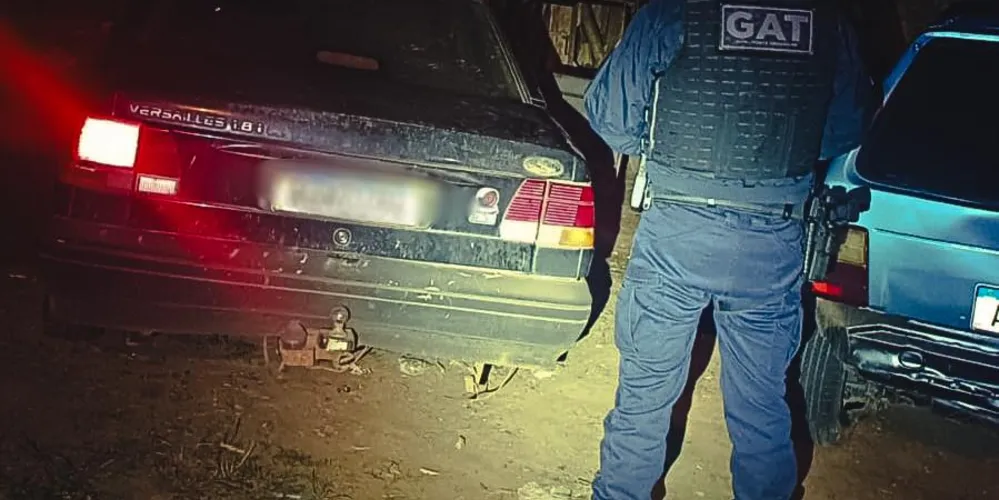 A equipe localizou o carro estacionado com as luzes acesas e a porta do lado do acompanhante aberta
