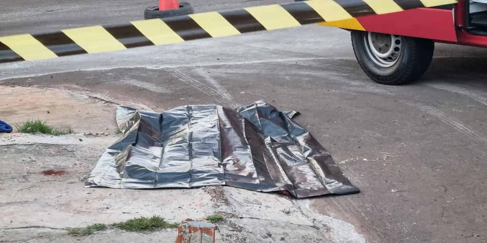 A criança foi atingida pelo veículo de carga enquanto caminhava pela via