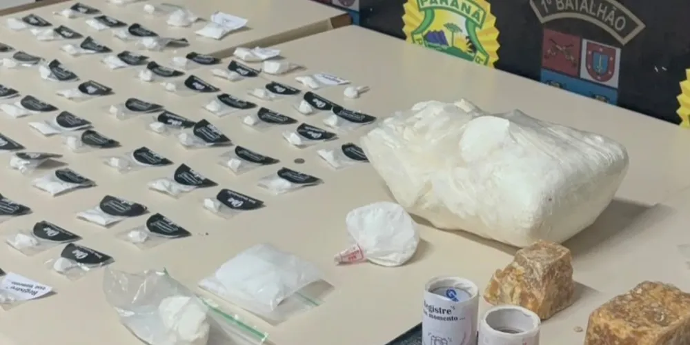 As investigações levaram os militares até uma residência na comunidade Katinha/Catanduvas, em Carambeí, onde foram encontrados aproximadamente 1,420 kg de cocaína