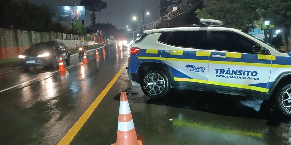 Os agentes de trânsito estiveram no local para realizar a sinalização da via