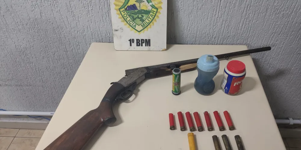 A equipe localizou uma espingarda calibre .36, além de munições deflagradas, pólvora e chumbo