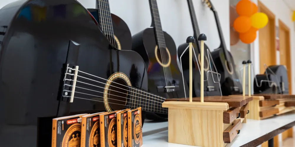 Violões, instrumentos de percussão e teclado foram entregues ao CREAS