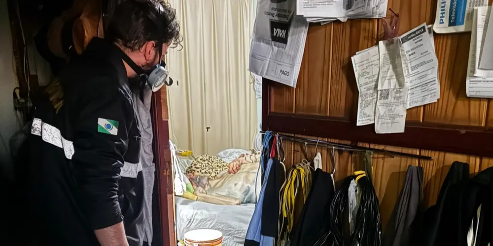 Os oficiais encontraram o morador deitado sobre a cama, já sem vida e apresentando sinais iniciais de decomposição
