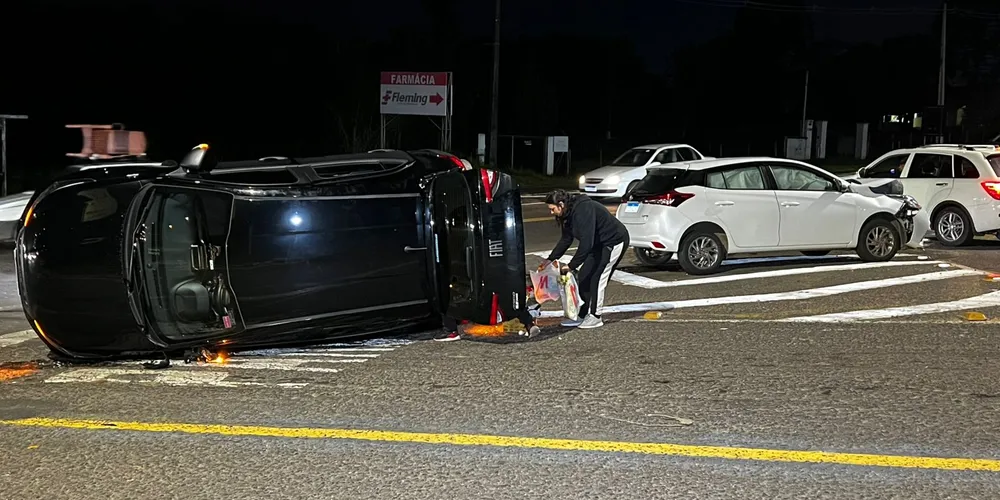 Com a força do impacto, o motorista do Argo acabou tombando na pista