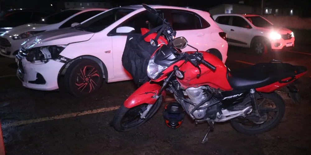 O motociclista sofreu um corte contuso no joelho e uma contusão na perna esquerda