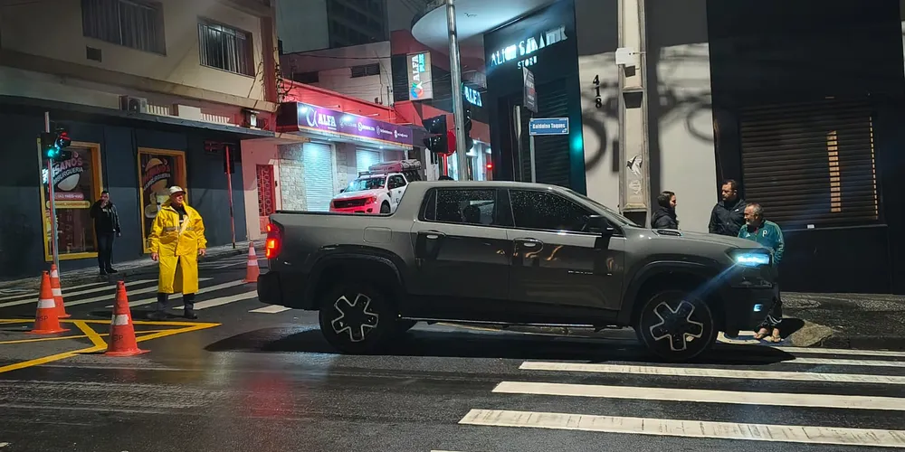 A caminhonete trafegava pela Balduíno Taques quando o ciclista,  avançou o sinal vermelho