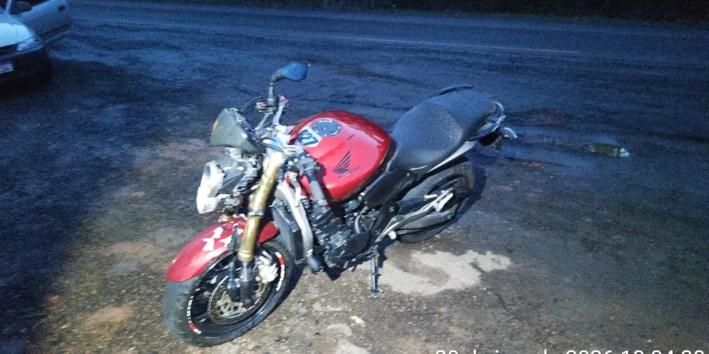 O condutor da motocicleta, um jovem de 27 anos, acabou sofrendo ferimentos moderados