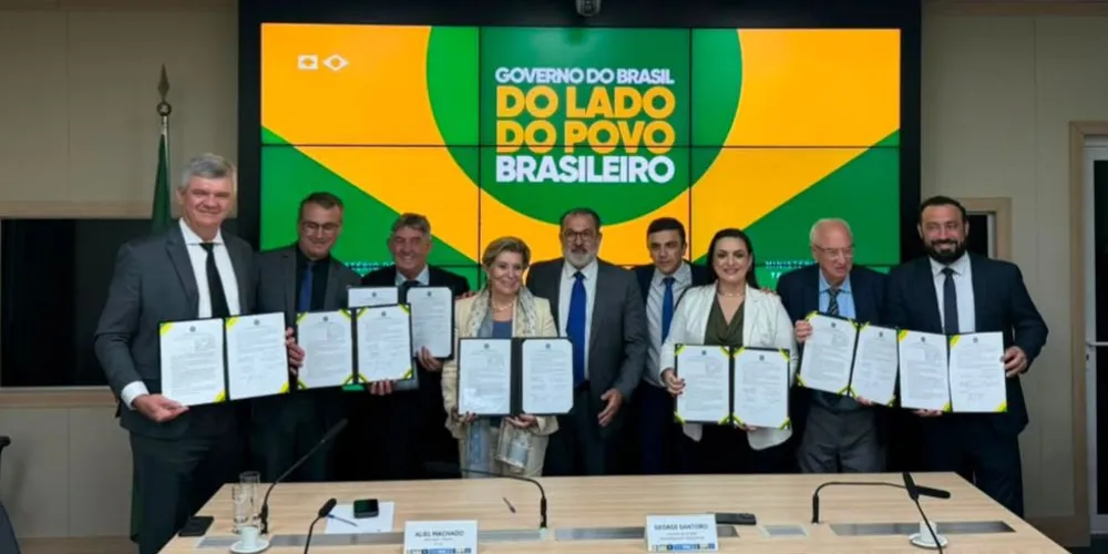 O deputado Aliel (PV-PR), ao lado de prefeitos da região e de representantes do Ministério dos Transportes