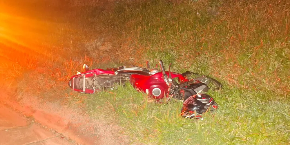 O rapaz conduzia uma motocicleta Honda CG 160, de cor vermelha e com placas de Curitiba