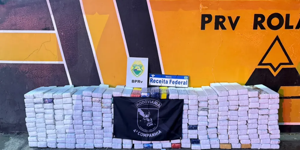 Após a remoção parcial da estrutura, os policiais localizaram diversos tabletes de substância análoga à maconha, além de caixas contendo medicamentos para emagrecimento e aparelhos eletrônicos
