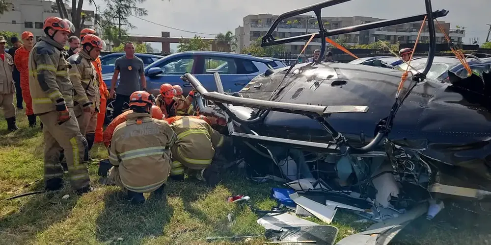Os dois helicópteros colidiram e caíram nos arredores da Avenida das Américas, altura do Recreio dos Bandeirantes