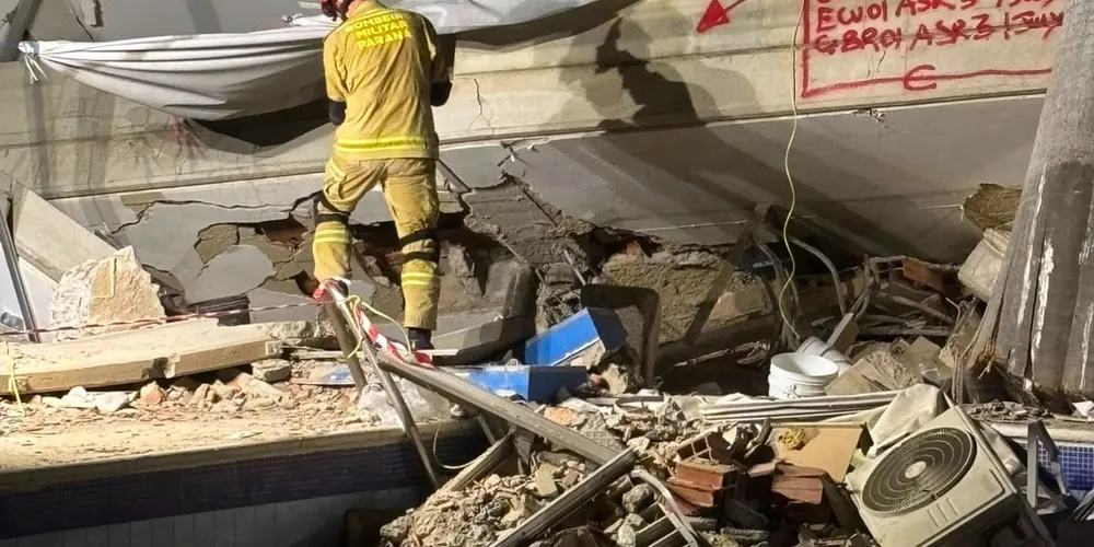 Na região de La Guaira, as equipes permanecem mobilizadas após a detecção de indícios de uma vítima com vida