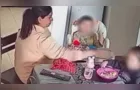 Babá é filmada dando tapas em criança durante refeição; veja o vídeo