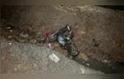 Motociclista morre ao ser atingido por carro e arremessado para dentro de valeta