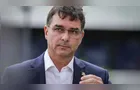 Flávio visita Bolsonaro e escuta do pai: 'Segue firme, filho'