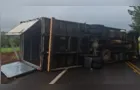 Caminhão tomba na PR-456 e interdita rodovia em Santa Maria do Oeste