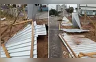 Ventania durante tempestade derruba tapumes de obra em Ponta Grossa