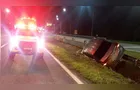 Idoso fica ferido após carro atingir defensa metálica na PR-151 em Carambeí