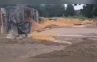 Caminhão tomba em rodovia de Castro e mobiliza equipes da PRE